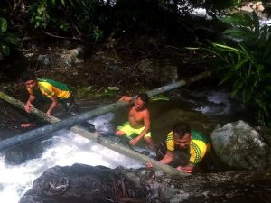 Satgas Yonarmed 10 Kostrad Bantu Warga Memperbaiki Saluran Pipa Air Bersih
