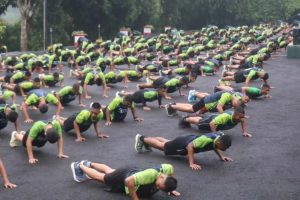 Sambut Awal Taun 2024, Prajurit Yonif 323 Kostrad Lari Pagi Bersama