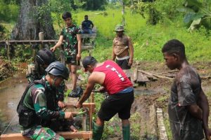 Jembatan Sekolah Rimba Selesai Diperbaiki, Satgas Mobile Yonif 411 Kostrad Pastikan Siap Digunakan
