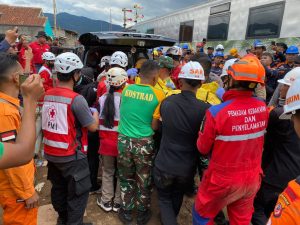 Prajurit Yonif 330 Kostrad, Bantu Evakuasi Korban Kecelakaan Kereta Api