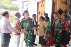 Satgas Yonif 330 Kostrad Ibadah Bersama Masyarakat Intan Jaya