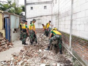 Tingkatkan Kualitas Hunian Warga, Satuan Yonkes 2 Kostrad Rehab RTLH di Dusun Watu Banteng Desa Girimoyo