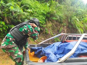 Satgas Pamtas Yonarmed 10 Kostrad Serahkan Barang Bukti Hasil Tangkapan Sweeping Nataru Kepada Bea dan Cukai Nanga Badau