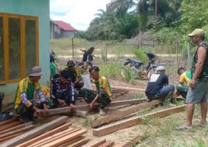 Satgas Pamtas RI-MLY Yonarmed 10 Kostrad Bersama Warga Bergotong-Royong Bangun Teras Mushola Al-Iman
