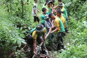 Prajurit Yonif 318 Kostrad Melaksanakan Kegiatan Karya Bakti