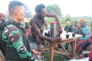 Ngopi Bareng Awal Tahun, Begini Suasana Kedekatan Satgas Mobile Yonif 411 Kostrad dan Warga Batas Batu Nduga