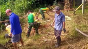 Satgas Pamtas RI-Malaysia Yonarmed 10 Kostrad Melaksanakan Karya Bakti