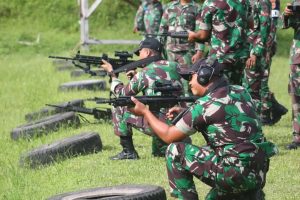 Danbrigif 20 Kostrad Pimpin Latihan Menembak Reaksi Bersama Prajurit Iyako