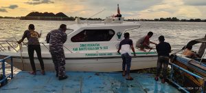 Personel Posmat Trisakti Bantu Evakuasi Warga Tabunganen Yang Sakit