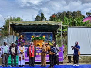 Membaur bersama Masyarakat Intan Jaya, Satgas Yonif 330 Kostrad Ikuti Ibadah Kebaktian Kebangunan Rohani