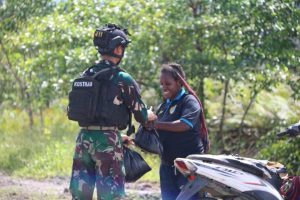 Awali Bulan Januari Penuh Cinta Damai, Satgas Mobile Yonif 411 Kostrad Kembali Gelar Pos Senyum