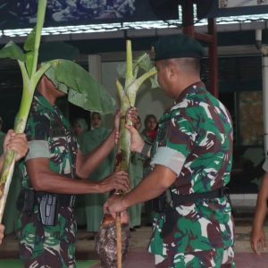 Dukung Ketahanan Pangan, Danyonif 431 Kostrad Memberikan Bibit Pohon Pisang Kepada Perwakilan Prajurit