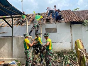 Prajurit Yonif 515 Kostrad bantu Renovasi Rumah Warga