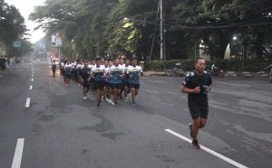 Kasmenarmed 2 Kostrad Pimpin Prajurit Laksanakan Pembinaan Lari Bersama