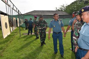 Danlantamal I Asah Kemampuan Menembak Pistol