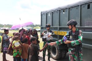 Ada Yang Baru di Tahun Baru 2024, Satgas Mobile Yonif 411 Kostrad Bagi-bagi Selimut Lagi