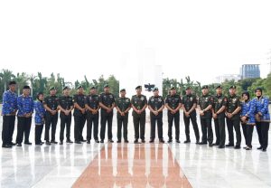 Dalam Rangka HUT Ke-73 Dispenad, Personel Penerangan Kostrad Ikuti Ziarah Ke TMPN Kalibata