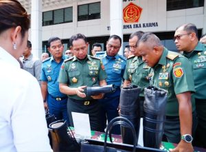 Pangkostrad Dampingi Panglima TNI Mengecek Perlengkapan Operasi Dalam Negeri 2024