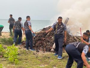 Demi Menjaga Kelestraian Lingkungan Pesisir, Prajurit Lanal Dabo Singkep Laksanakan Aksi Bersih Pantai Todak