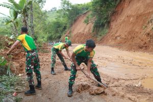 Yonif 303 Kostrad Tanggap Bantu Bencana Alam Tanah Longsor