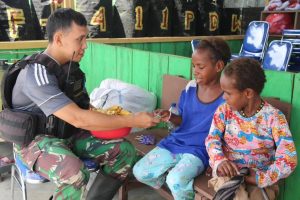 Senyum Bahagia, Satgas Mobile Yonif 411 Kostrad Borong Pisang Adik Larina