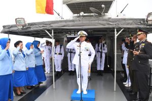 Hormati Pahlawan Di Hari Dharma Samudra, Lanal TBA Laksanakan Upacara tabur Bunga Diatas KAL Pandang