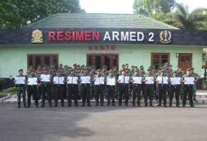 Kasmenarmed 2 Kostrad Bagikan Buku Pedoman Bahasa Inggris Kepada Prajurit Putra Yudha