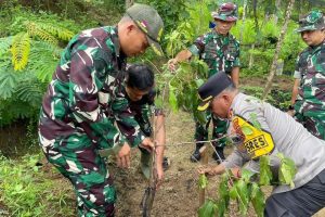 Yonif 413 Kostrad Ikuti Karya Bakti TNI Polri Dalam Rangka Menuju Pemilu Damai