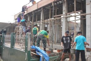 Penuh Semangat Prajurit Ajen Divif 1 Kostrad Kerja Bakti Pengecoran Pembangunan Mushola Al-Ikhlas