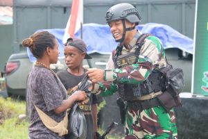 Tebar Senyum Kebahagiaan Lewat Pos Senyum, Pasukan Yonif 411 Kostrad Selalu Dekat Dengan Masyarakat Keneyam