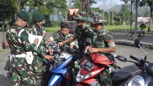 Cegah Lakalalin, Batalyon Armed 13 Kostrad Melaksanakan Kegiatan Pemeriksaan Kendaraan