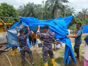 Tanggap Bencana, Pangkalan TNI AL Dumai Dikerahkan Untuk Membantu Warga Terdampak Banjir di Provinsi Riau