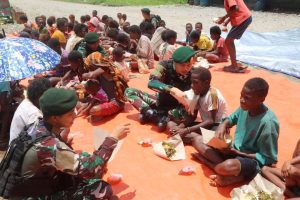 Gelar Acara Makan Bersama, Begini Potret Kedekatan Satgas Mobile Yonif 411 Kostrad Dengan Warga Batas Batu Nduga