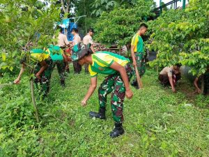 Wujudkan Kenyamanan Belajar, Denpal Divif 2 Kostrad Ajak Siswa SMKN 1 Singosari Malang Lakukan Pembersihan Sekolah