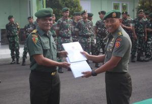 Kasmenarmed 2 Kostrad Bagikan Buku Pedoman Bahasa Inggris Kepada Prajurit Putra Yudha