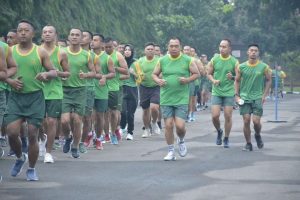 Bina Fisik dan Meningkatkan Stamina, Pangdivif 1 Kostrad Ikut Lari Bersama Prajurit