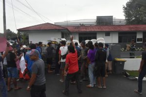 Lanal Bintan Diserbu Masyarakat Nelayan Pesisir Menuntut Pembebasan Dua Nelayan Yang Ditahan Karena Melanggar Hukum