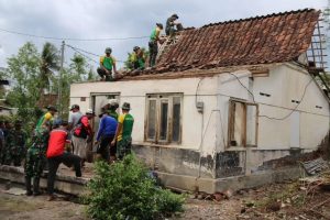 Prajurit Yonif 514 Kostrad Tanggap Bencana Alam Angin Puting Beliung