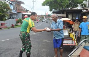 Jumat Berkah Staf Teritorial Brigif 9 Kostrad Melaksanakan Kegiatan Berbagi Kepada Masyarakat