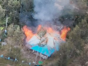 Kelompok Separatis Teroris Papua (KSTP) Intan Jaya tembaki dan bakar rumah, Warga berlindung ke Pos Satgas Yonif 330 Kostrad