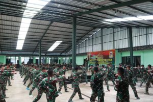 Pelatihan Rutin Beladiri Taktis dan Double Stick Prajurit Yonif 303 Kostrad