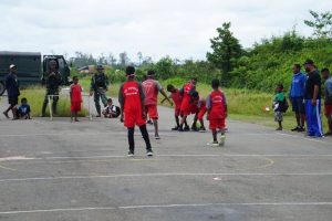Kebahagiaan Anak-anak Papua, Bermain Bola di Depan Pos Satgas Mobile Yonif 411 Kostrad