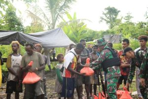 Paket Pos Senyum Untuk Warga Batas Batu, Komitmen Satgas Mobile Yonif 411 Kostrad Bantu Kesulitan Masyarakat