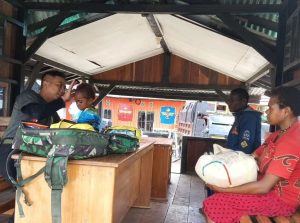 Layanan “Halo Doc” Satgas Yonif 330 Kostrad Jadi Primadona Warga Intan Jaya