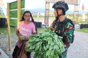 Kedekatan Mama Magdalena Dengan Satgas Mobile Yonif 411 Kostrad