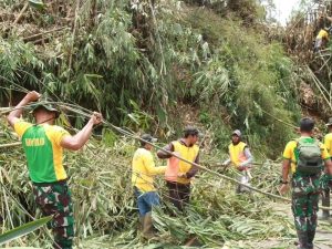 Wujudkan kemanunggalan TNI Dengan Rakyat, Yonif 303 Kostrad Bantu Atasi Tanah Longsor