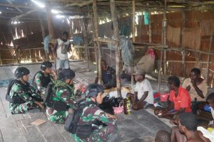 Berkunjung ke Rumah Adat Jew, Kepala Suku : Terima kasih Satgas Mobile Yonif 411 Kostrad