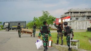 Ngopi Bersama, Satgas Mobile Yonif 411 Kostrad Jalin Kedekatan Emosional dengan Masyarakat Kenyam