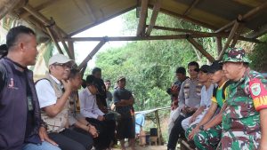 Yonarmed 13 Kostrad Bantu Penanggulangan Bencana Alam Tanah Longsor di Desa Sekarwangi Sukabumi