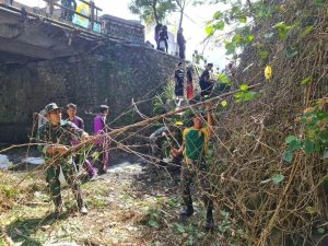 Karya Bakti Yonif 502 Kostrad Wujud Peduli Lingkungan Sekitar